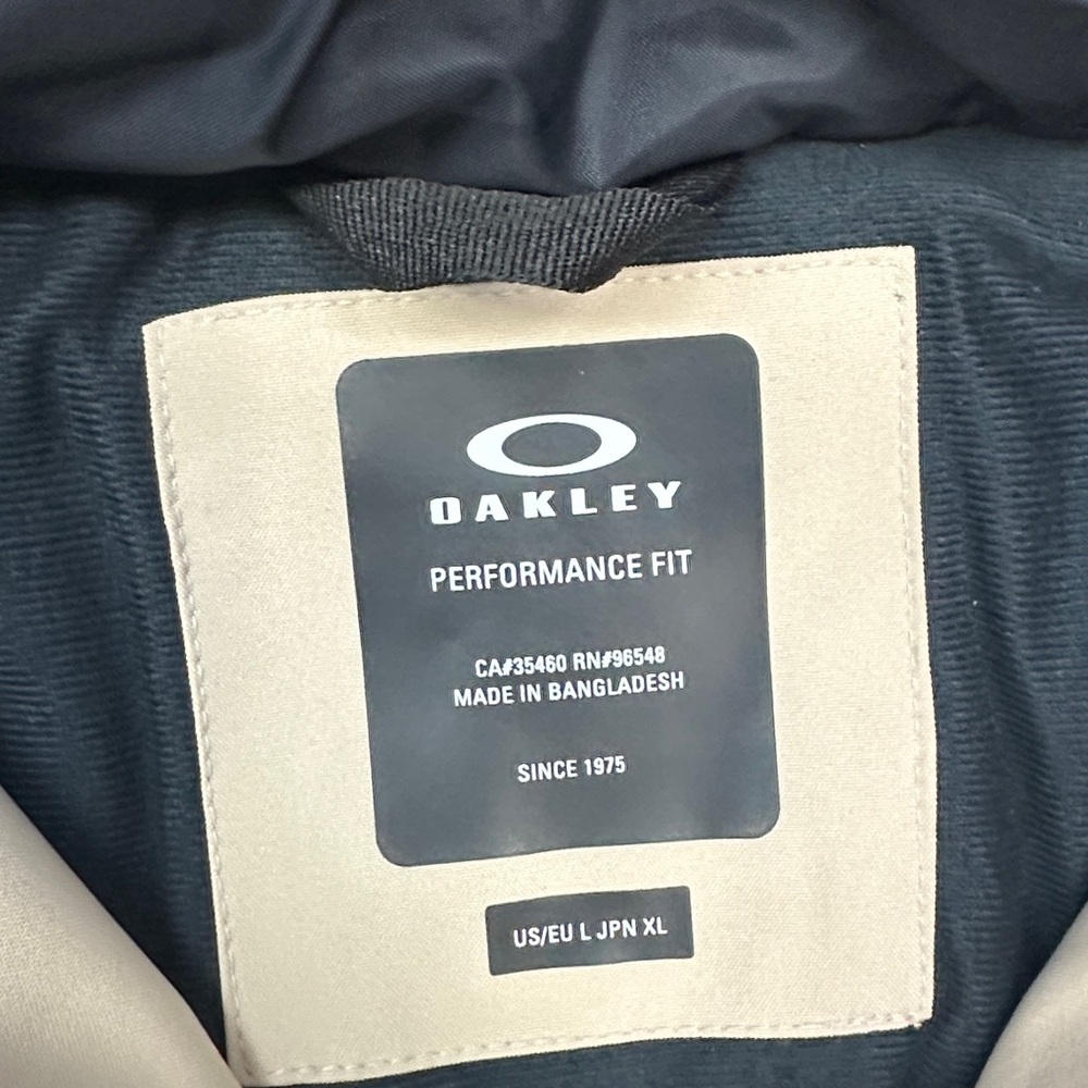 Oakley Men's Black and Cream Ski Jacket - Picture 11 of 14